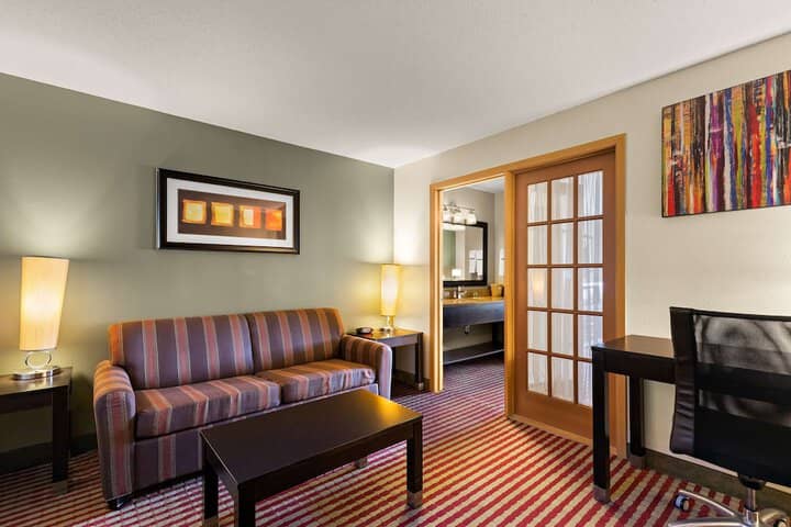 Room 7 of 33